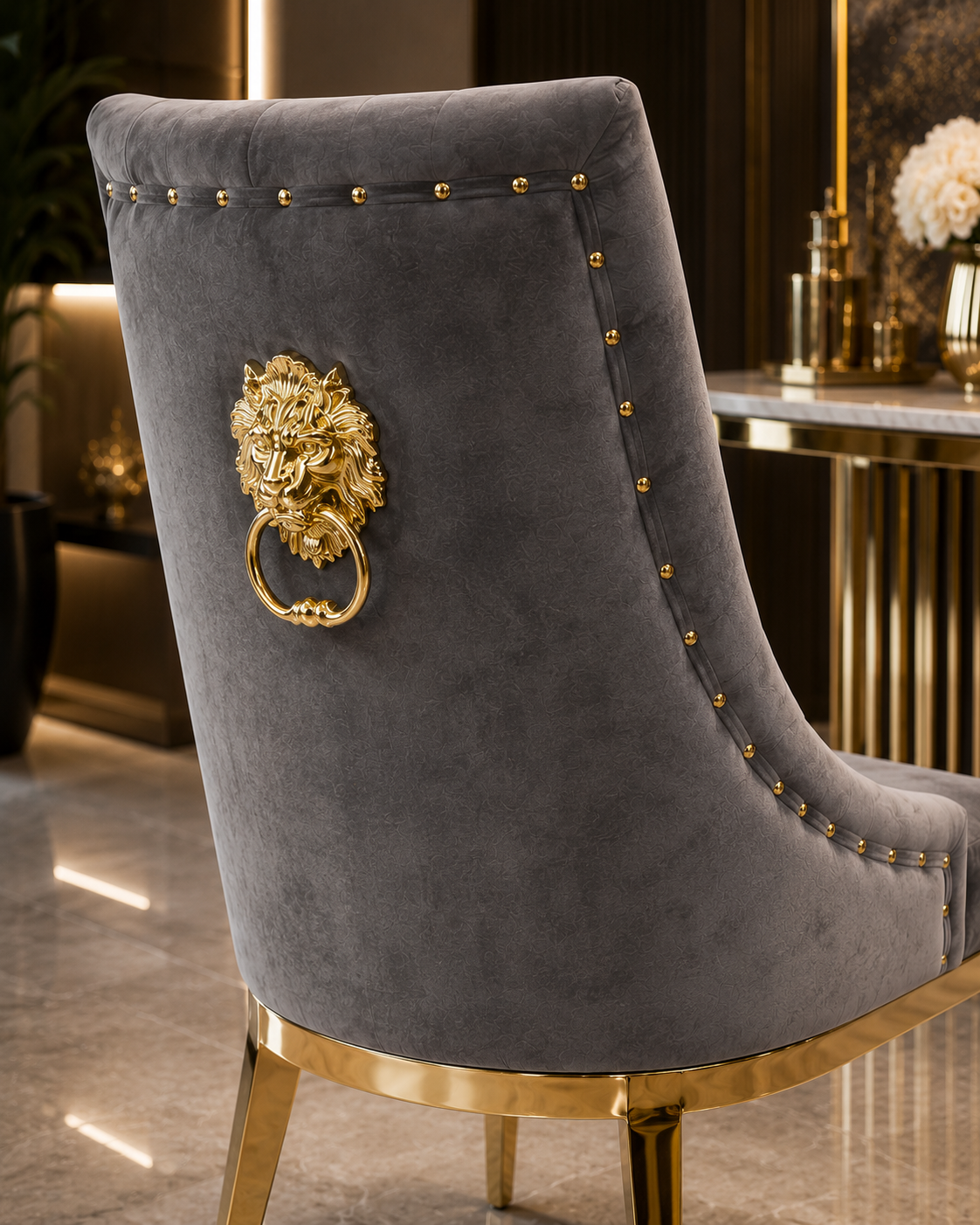 Luxuriöser Esszimmerstuhl aus Samt in Dunkelbeige mit goldfarbenem Edelstahlgestell