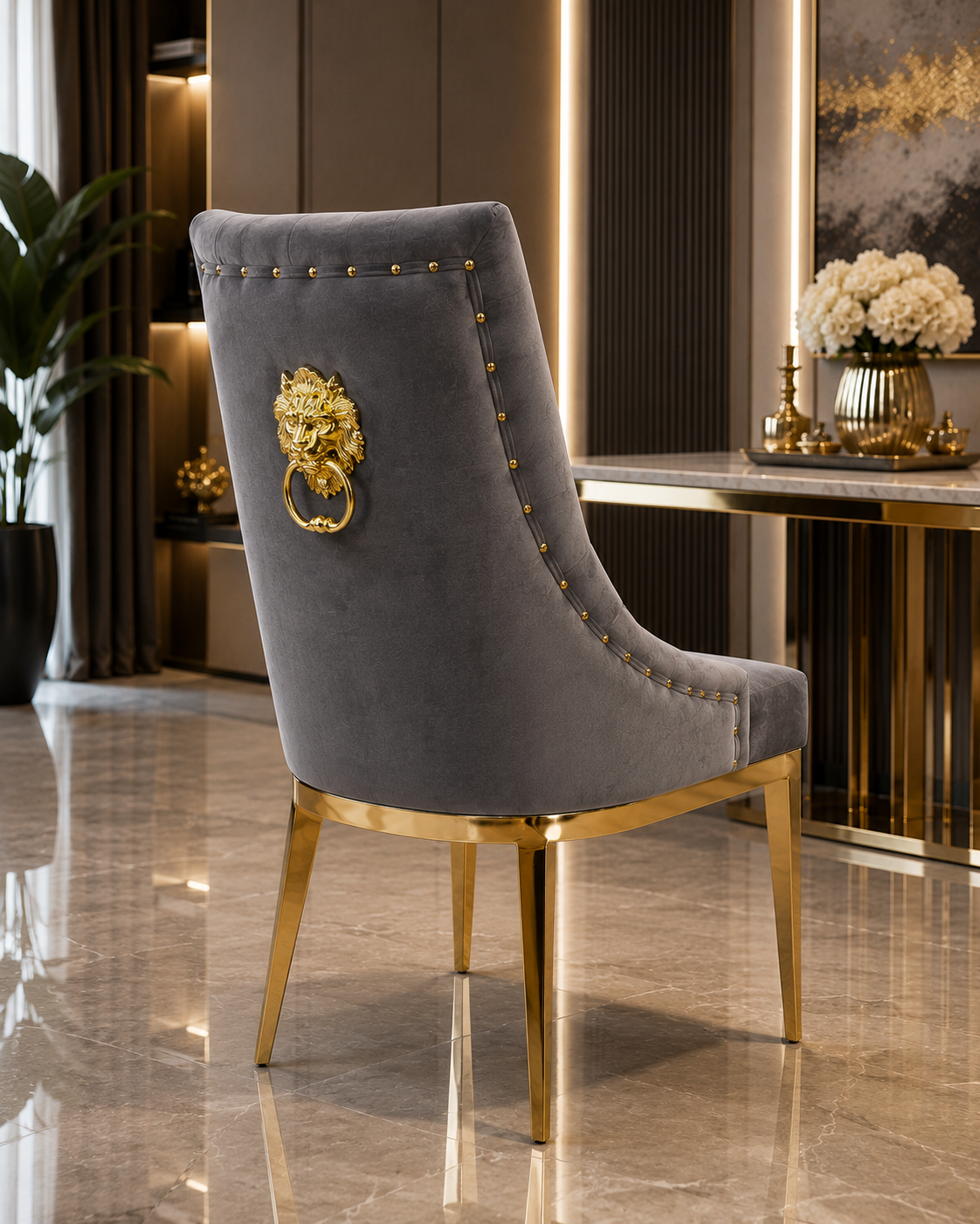 Luxuriöser Esszimmerstuhl aus Samt in Dunkelbeige mit goldfarbenem Edelstahlgestell